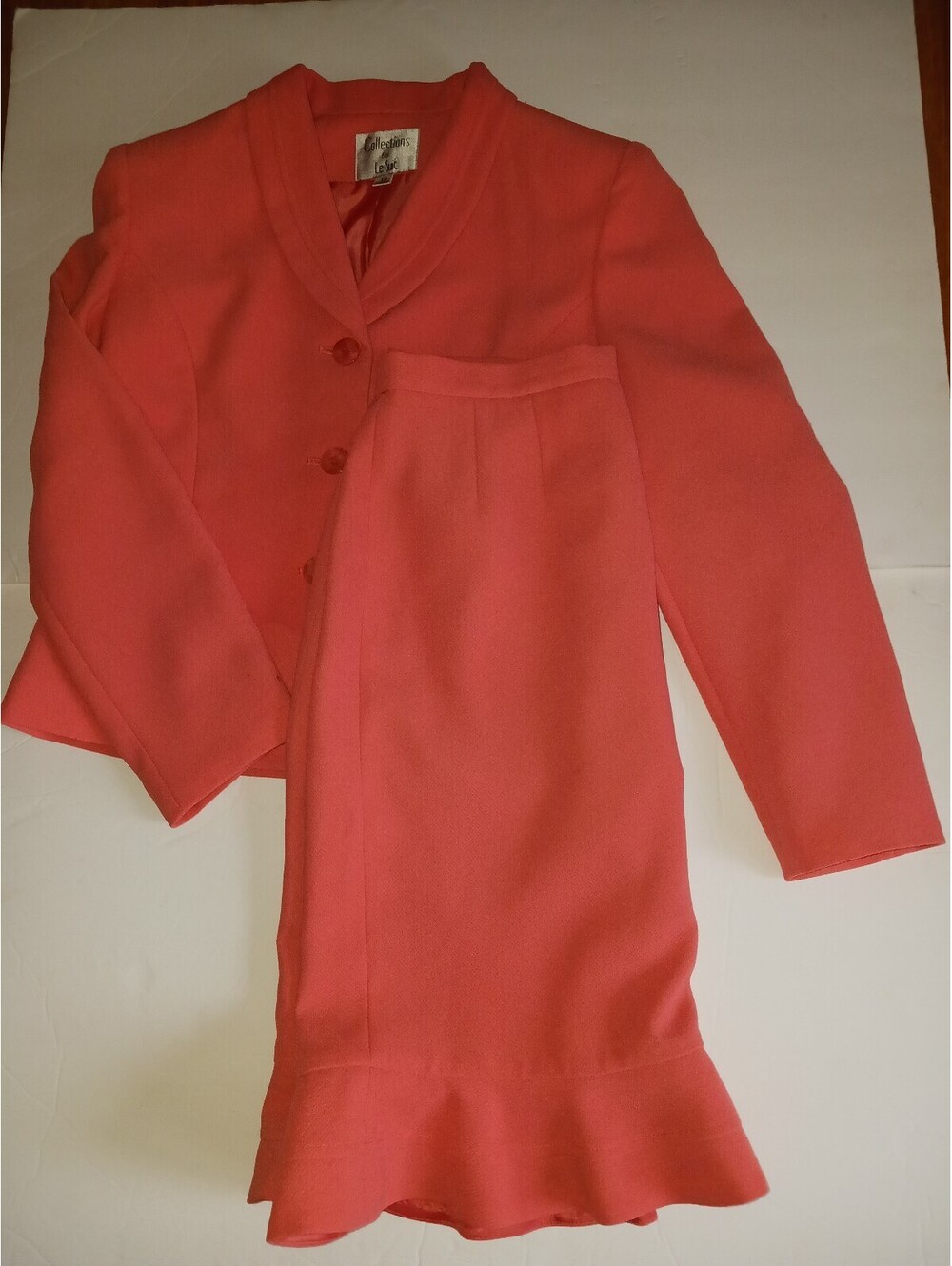 Women's  Le Collections 2-piece Jacket and  Skirt Outfit Size  8P Peach Color